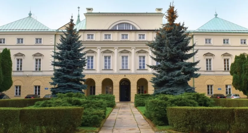 W Ministerstwie Zdrowia w ciągu roku wzrosła liczba etatów