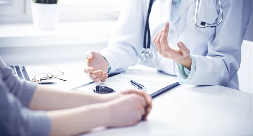 1500 złotych za możliwość dalszej pracy w POZ. Jaka przyszłość czeka internistów i pediatrów?