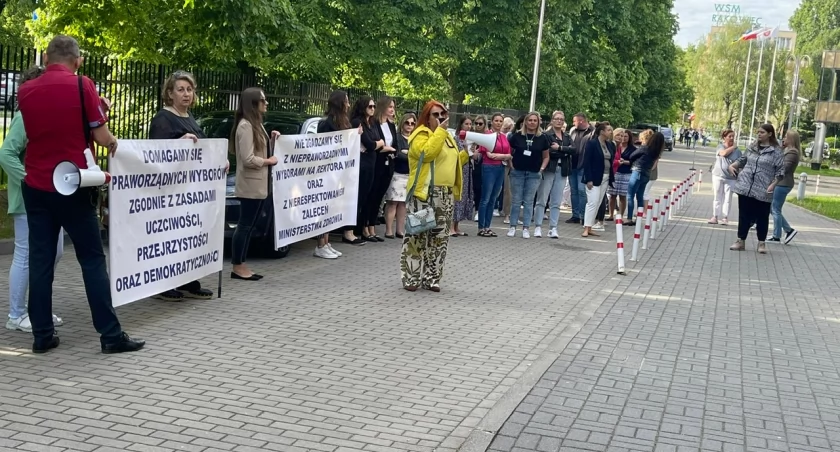 Protest związków zawodowych Warszawskiego Uniwersytetu Medycznego