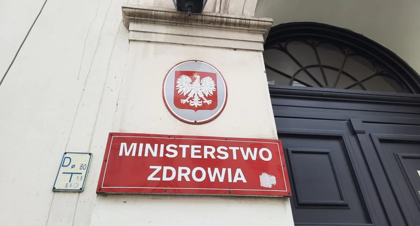 Pilotaż dla dzieci i młodzieży uzależnionych cyfrowo. MZ wydłuża go o rok 