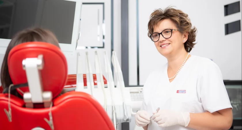 Przeszczep dziąsła. Kiedy jest konieczny? Stomatolog podpowiada 