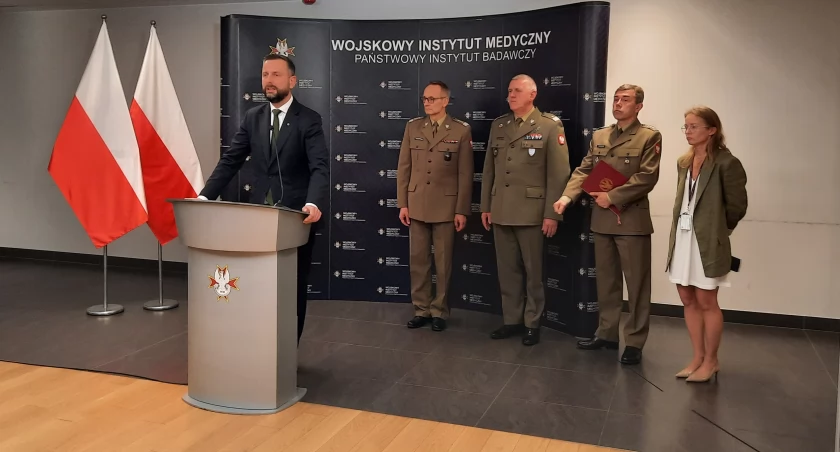 Kosiniak-Kamysz zapowiada lepszą ochronę przed kleszczami dla wojska