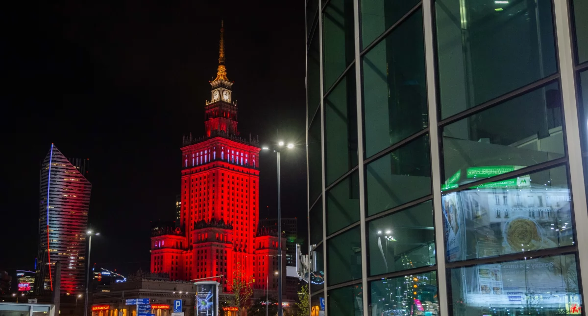 Czerwony Pałac Kultury i Nauki na znak solidarności z chorymi na nowotwory krwi
