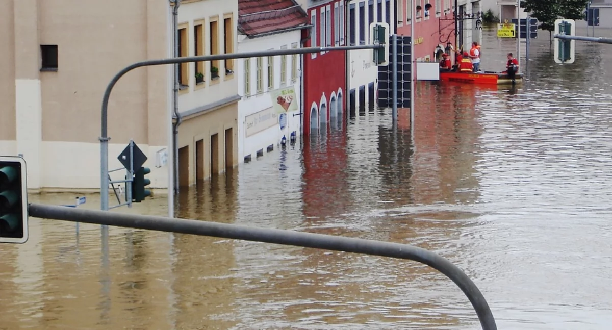 Jakie sygnały trzeba znać w komunikacji ze służbami ratowniczymi w obliczu powodzi 