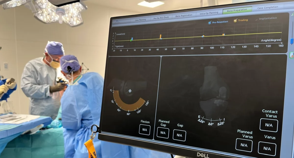 Pierwsze w Polsce implantacje aloplastyk połowiczych stawu kolanowego z użyciem robota