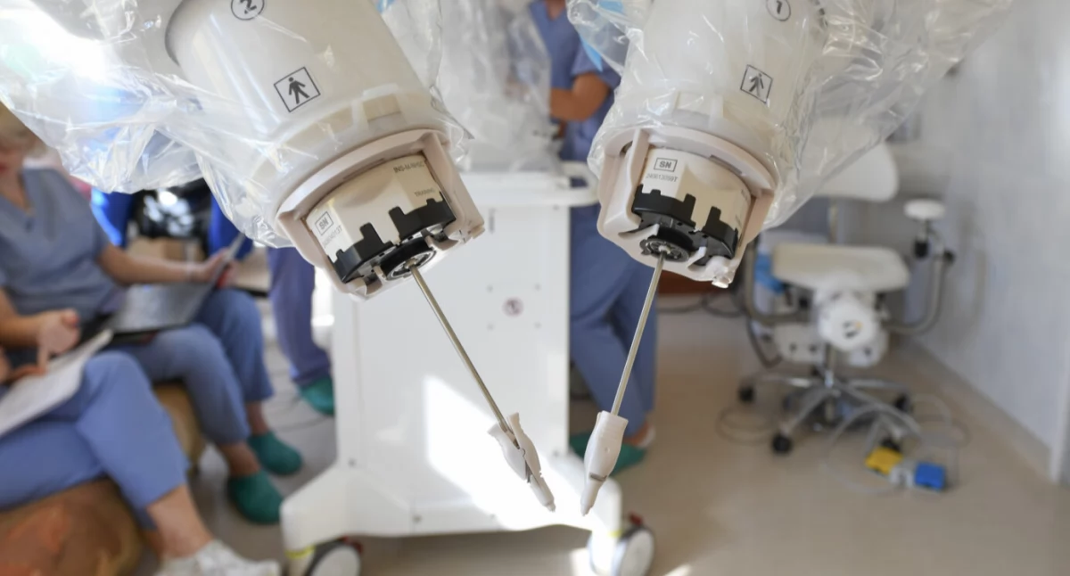 Pierwsza w Polsce operacja z użyciem nowoczesnego robota mikrochirurgicznego