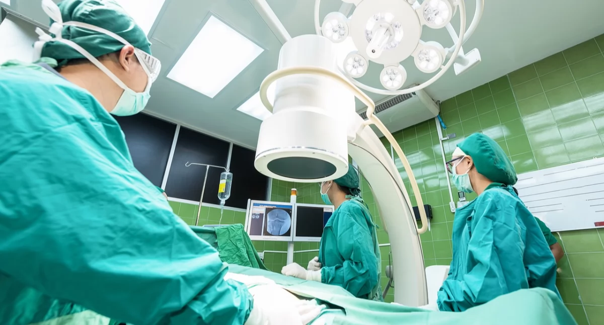 Pierwsza w Polsce operacja usunięcia guza mózgu przez oczodół