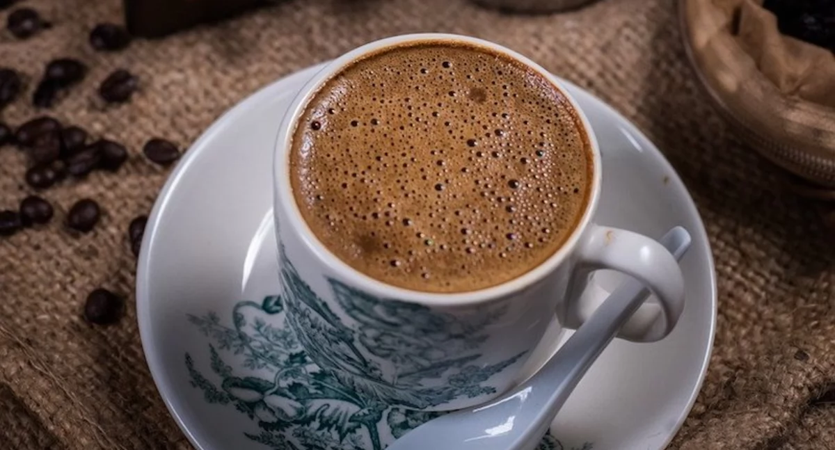 Picie kawy w ciąży nie szkodzi mózgowi płodu, ale warto uważać
