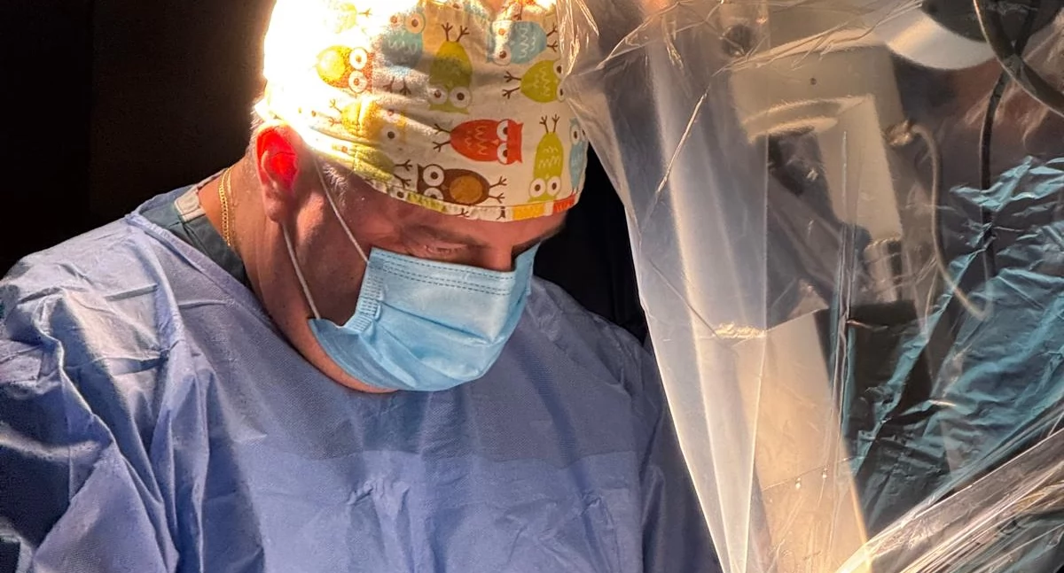 Nowatorska operacja guza mózgu w Instytucie MSWiA w Warszawie. Radioterapia już podczas operacji. Technologia Brain Tumor Work Flow  