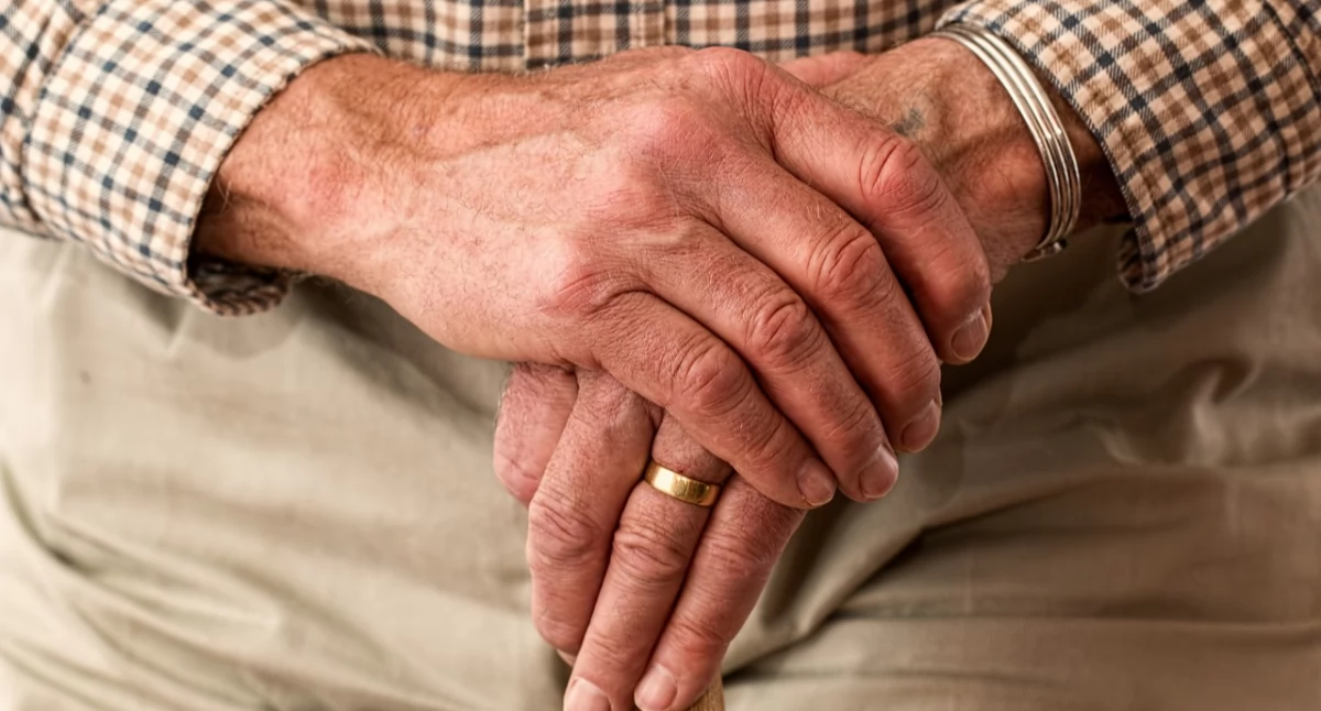 Seniorzy wydają coraz więcej na leki. Raport GUS alarmuje