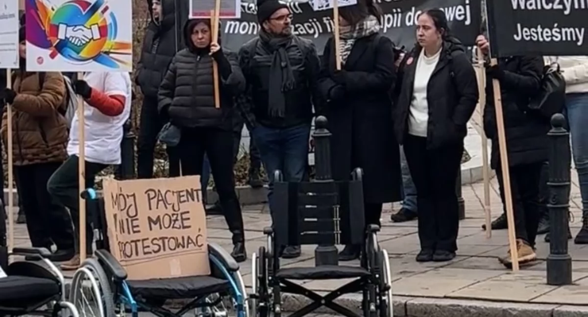 Gorąco pod Sejmem - trwa protest fizjoterapeutów