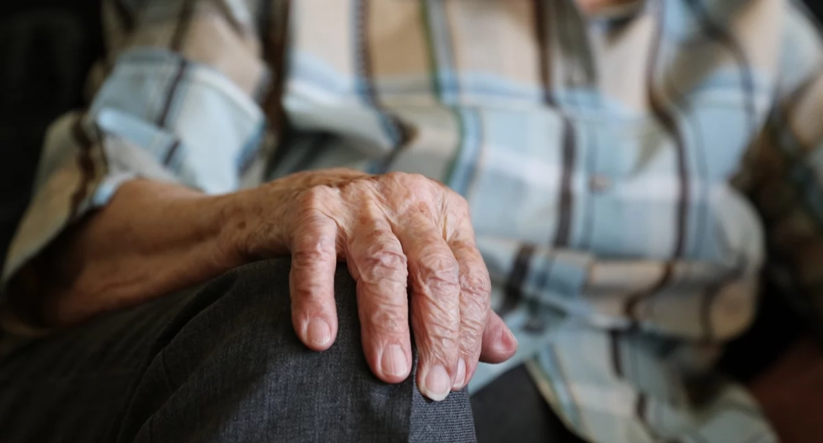 Urządzenia noszone na ciele mogą przewidzieć 5-letnie ryzyko upadków u osób z Parkinsonem