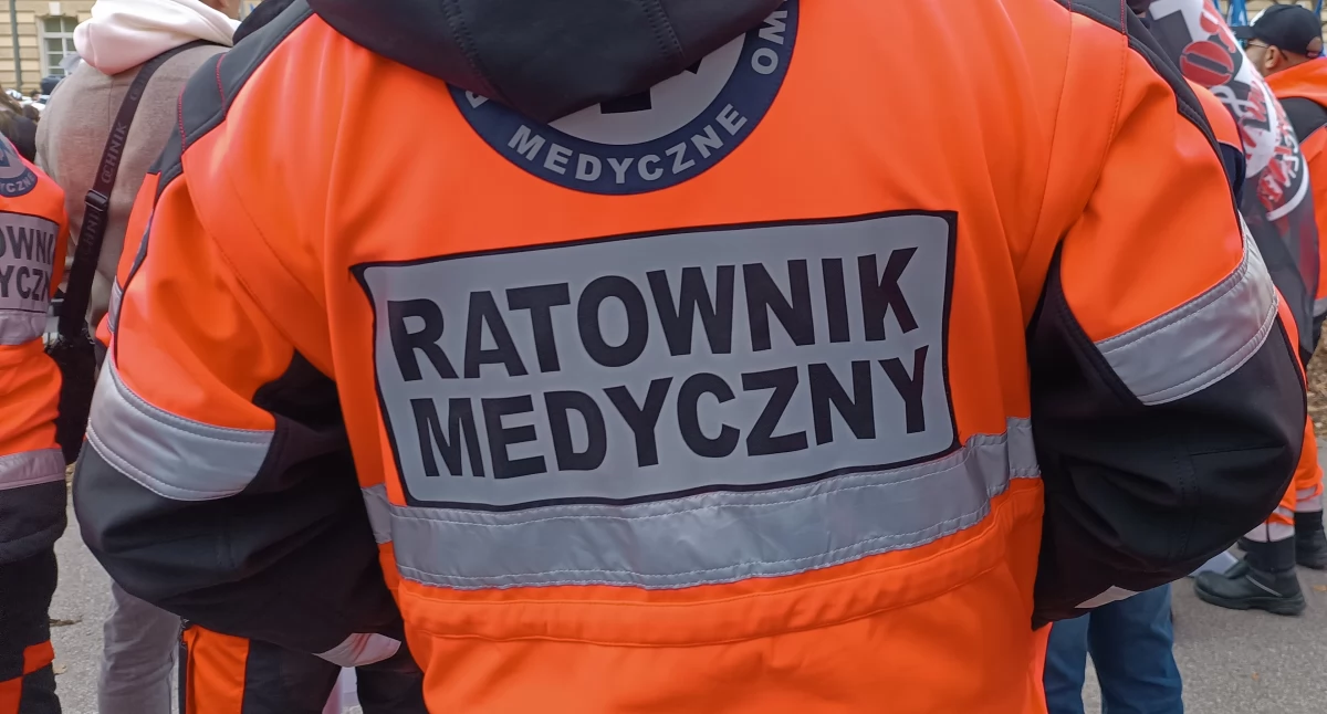 Numer 999 zostaje, nowe zasady w dyspozytorniach, 15 minut na przejęcie pacjenta do szpitala. Zmiany w ratownictwie