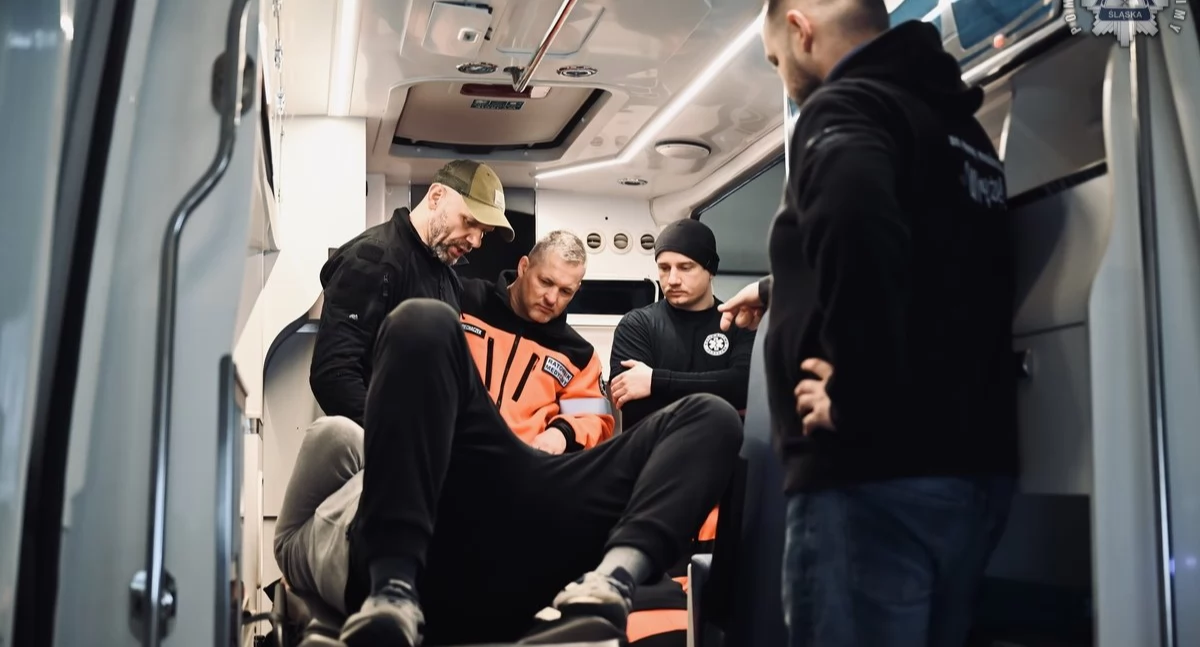 Samoobrona w ambulansie - śląskich ratowników medycznych szkoli policja