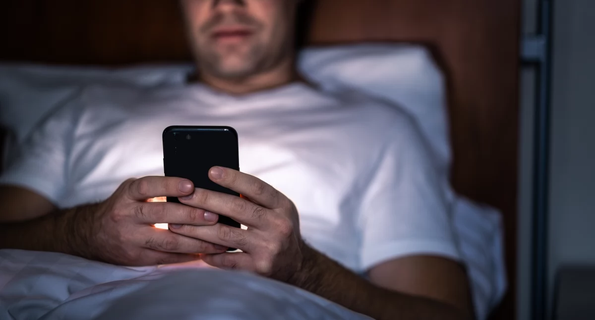 Smartfony kontra sen – czy nocne scrollowanie zabiera nam odpoczynek?