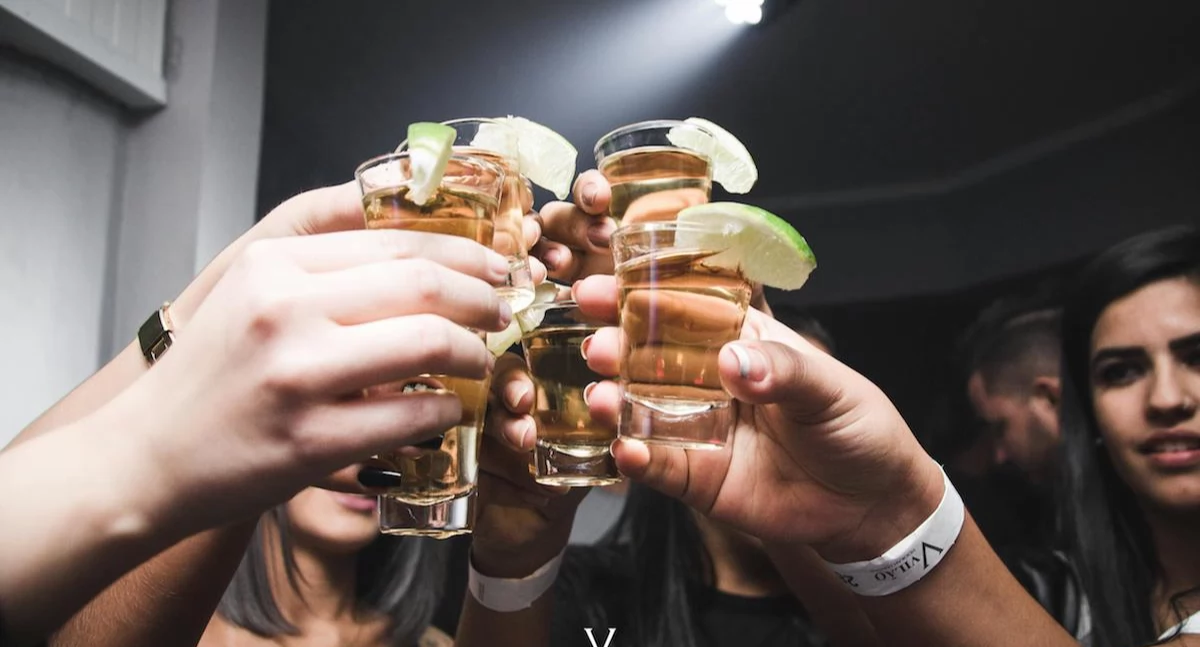 Młodzież w Polsce: Jak alkohol rządzi nastolatkami? Wyniki ogólnopolskich badań ankietowych z 2024 roku