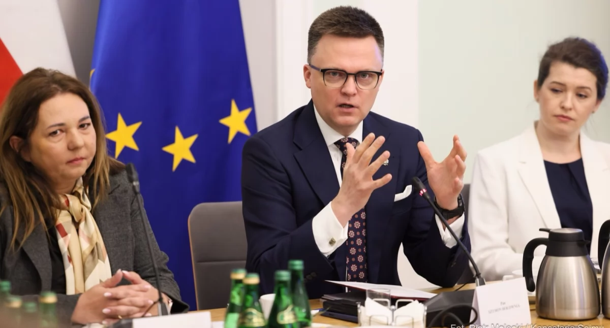 Co ze smartfonami w szkołach? Hołownia rusza z inicjatywą