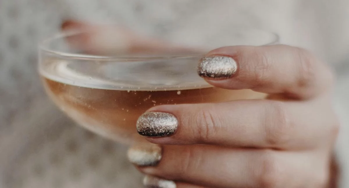 Uśmiech prosecco – popularny napój niezwykle groźny dla zębów