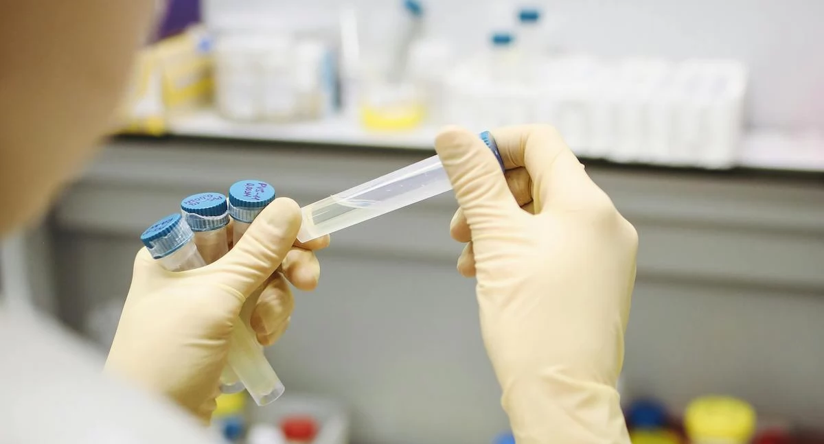 Nanoplastik pod lupą. Naukowcy z Austrii znaleźli sposób, by go wykrywać w płynach ustrojowych