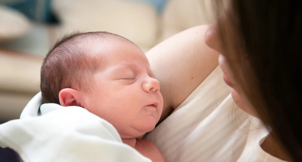 Czy antykoncepcja hormonalna pogarsza nastrój młodych mam? Naukowcy szukają związku