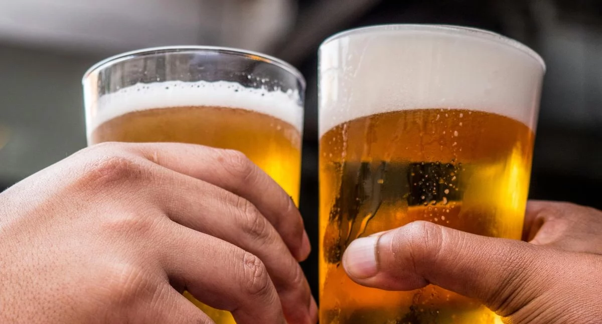 Polacy mylą piwo alkoholowe i bezalkoholowe - połowa z nich chce zakazu reklamy dla obu wariantów