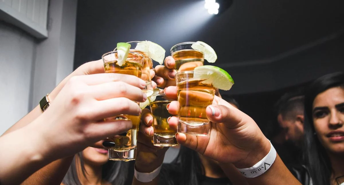 Prawda o alkoholu wśród młodych Polaków: 44,7% nieletnich zdobywa alkohol bez żadnych konsekwencji