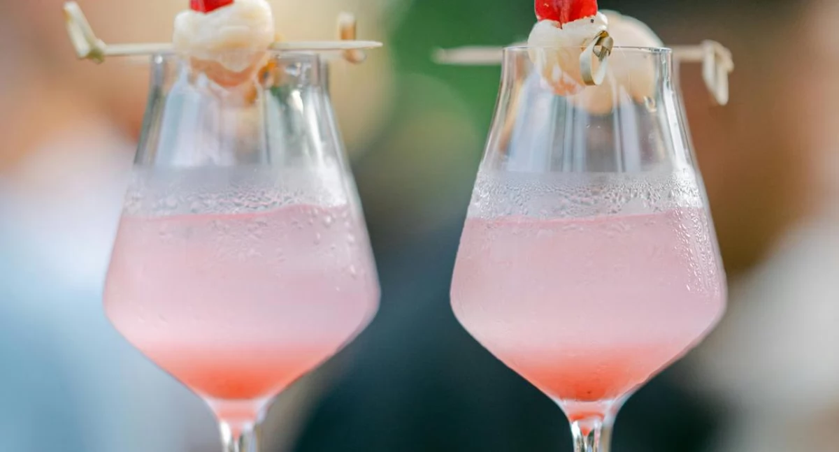 Reklamy, rodzice i piwo bezalkoholowe. Dlaczego dzieci tak łatwo sięgają po alkohol?