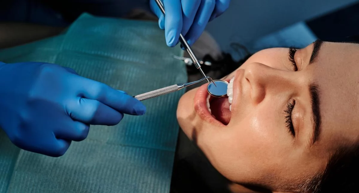 Raport UCE RESEARCH: Coraz mniej Polaków chodzi do dentysty. Ceny odstraszają nawet od przeglądu