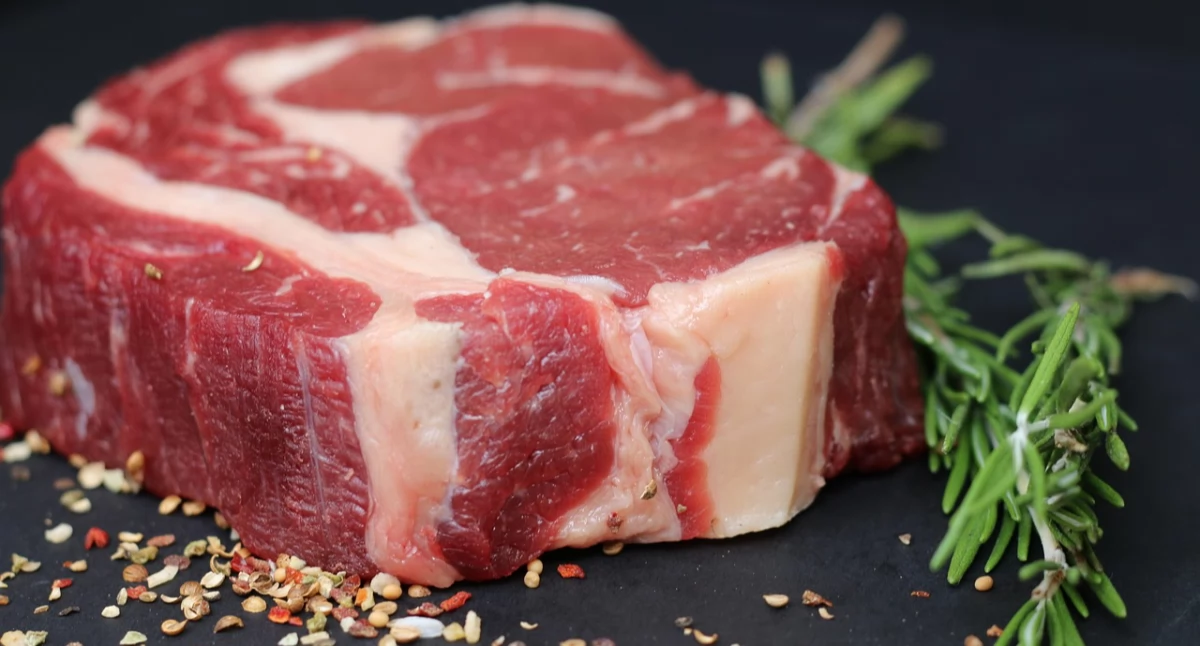 Dieta pod lupą naukowców: Czerwone mięso może zwiększać ryzyko raka piersi u kobiet
