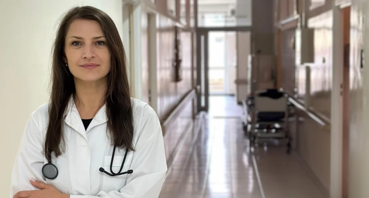 Jak bezpiecznie podróżować latem? Prof. Anna Moniuszko-Malinowska radzi, jak unikać zakażeń