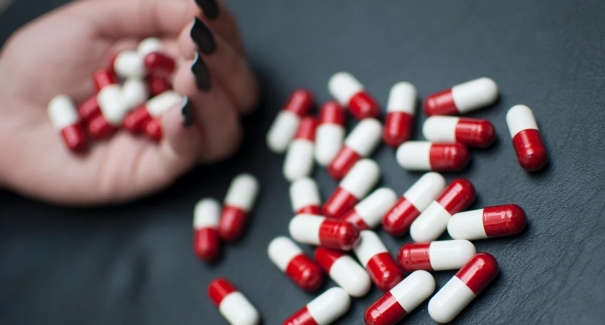 Lorazepam – gwiazda „Białego Lotosu”. Co mówi psychiatra o popularnym psychotropie?