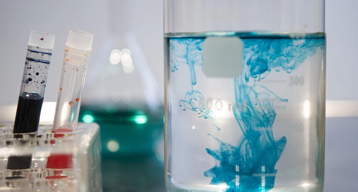 Sztuczna inteligencja projektuje lek na raka. BBO-10203 wchodzi do badań klinicznych