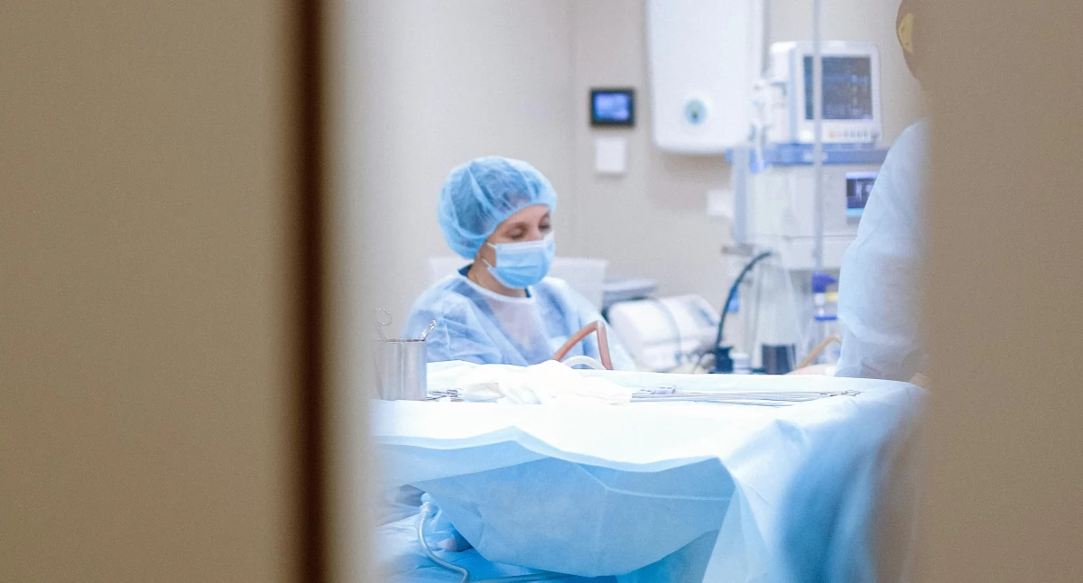 Szpital „sprzedaje” pracowników za maszyny? Wrocławski USK idzie w outsourcing, personel alarmuje: „Nie jesteśmy robotami!”
