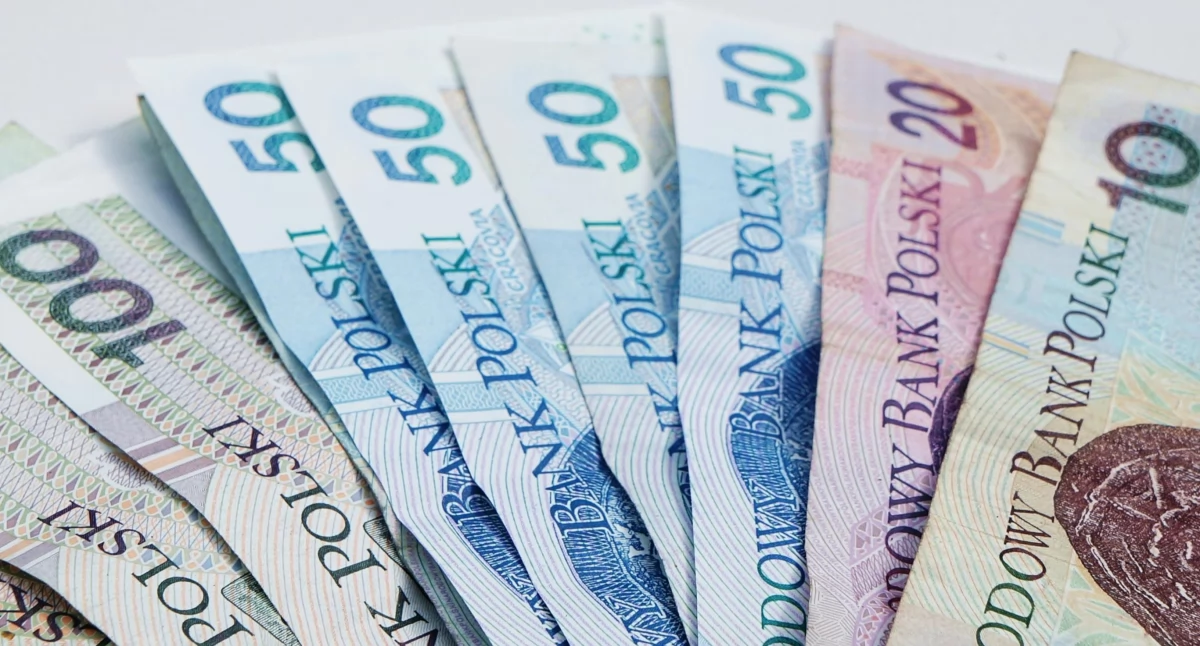Zarobki lekarzy w Polsce: od kilku tysięcy do ponad 100 tys. zł miesięcznie. Kto i ile naprawdę zarabia?