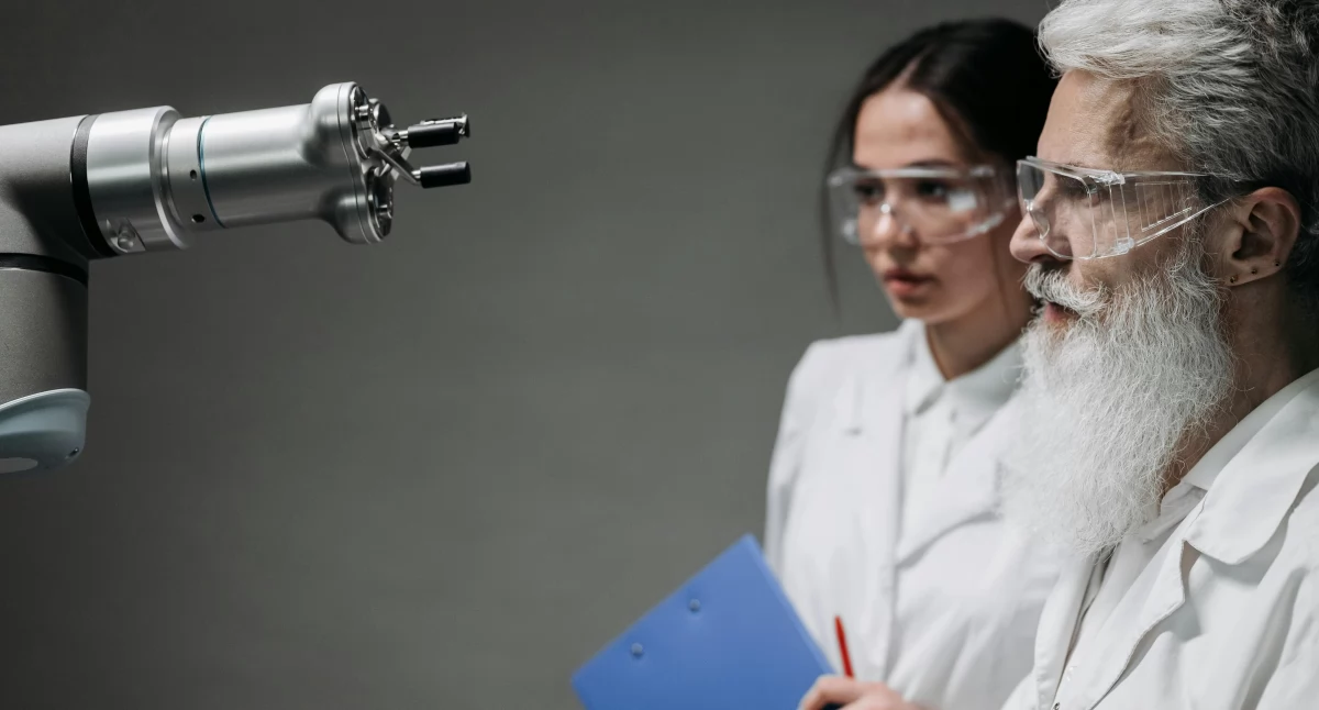 Rewolucja w robotyce: polscy naukowcy stworzyli samonośny kręgosłup i „inteligentny” przegub robota humanoidalnego
