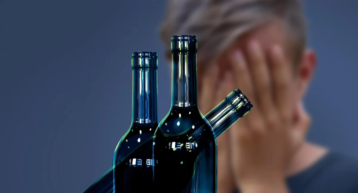 Polacy masowo biorą L4 z powodu alkoholu. Kogo najczęściej dotyczy ten problem?