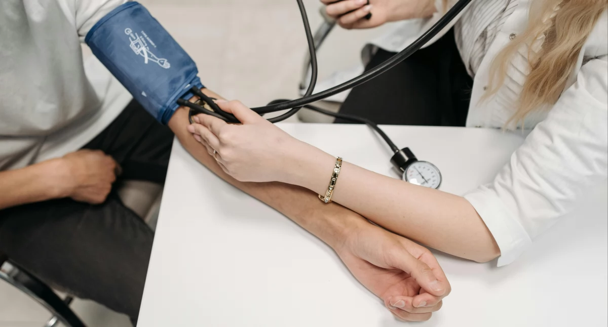 Nawet 30 proc. przypadków nadciśnienia może pozostawać niezdiagnozowanych. Winą mankiet. Czas na zmianę metody?