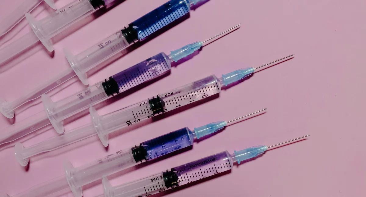 FDA ogranicza dostęp do zaktualizowanych szczepionek na COVID-19. Eksperci: „To decyzja antynaukowa”
