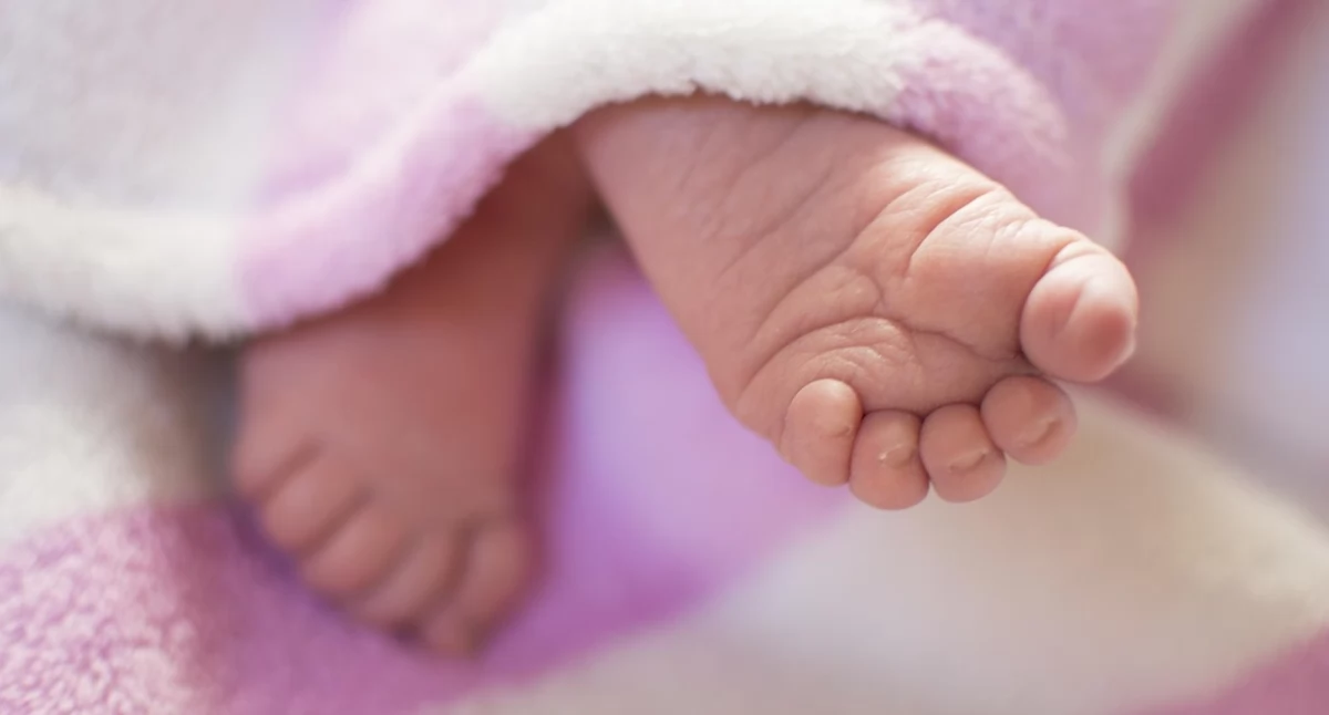 Pierwsza ofiara krztuśca w Wielkiej Brytanii w 2025 roku. Niemowlę nie było zaszczepione