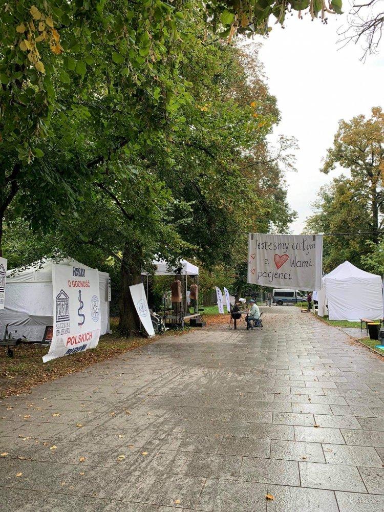 Białe Miasteczko zmienia formułę protestu