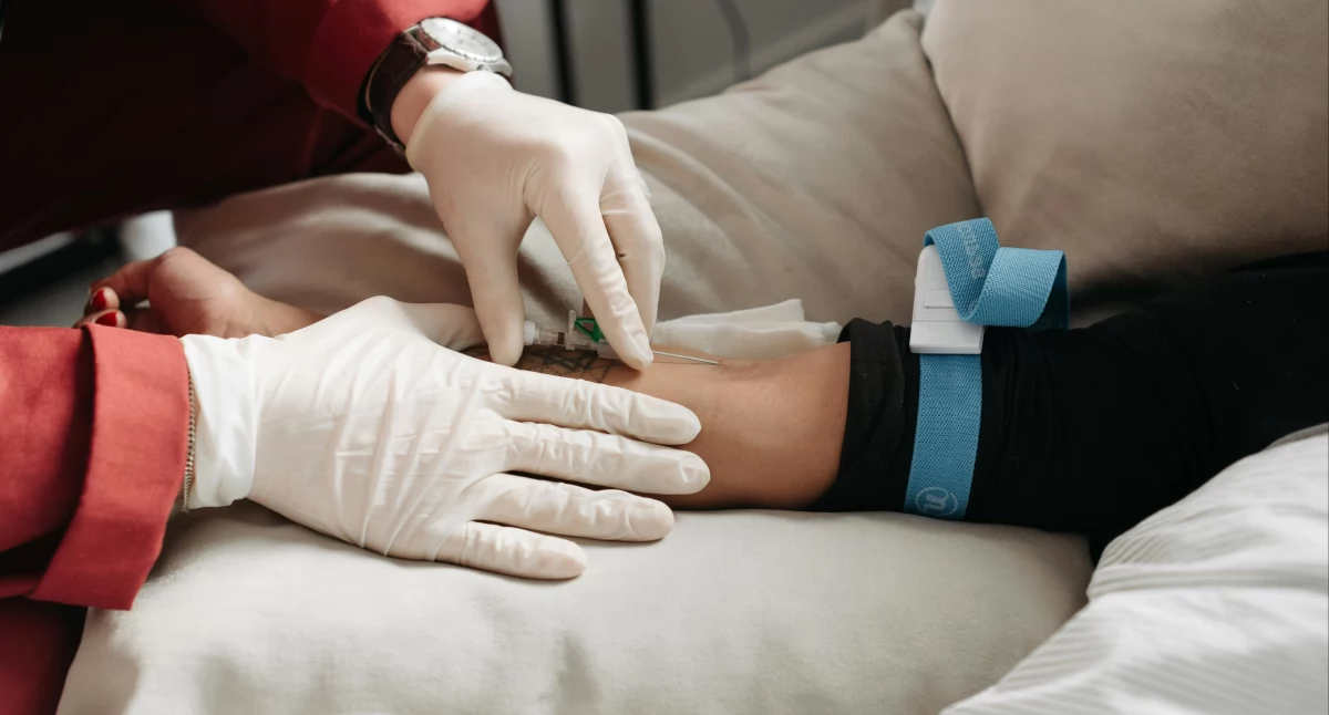 Transport sanitarny – kiedy przysługuje w ramach NFZ i jak z niego skorzystać?