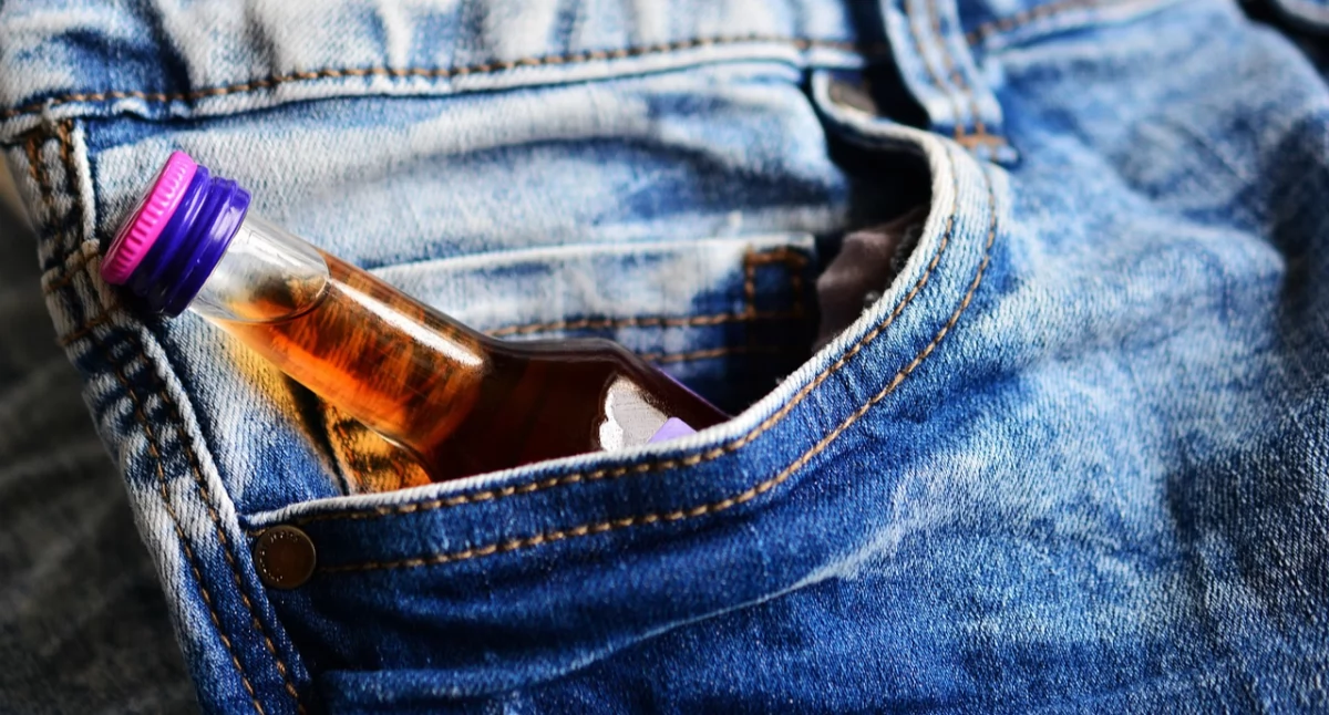 Nocny zakaz sprzedaży alkoholu w Warszawie tylko częściowy. Rezygnacja wiceprezydenta po ostrej debacie