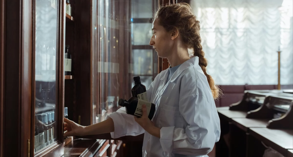 Zaufanie do farmaceutów rośnie. Dlaczego Europejczycy coraz częściej wybierają aptekę zamiast przychodni? [RAPORT]