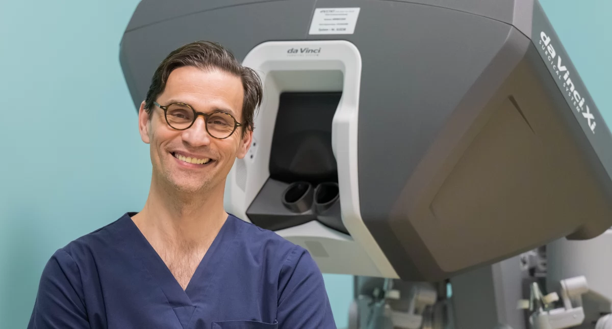 Prof. Tomasz Szopiński o rozwoju robotyki da Vinci w urologii: „Chirurgia robotowa ma dziś coraz mniej przeciwwskazań” [WYWIAD]