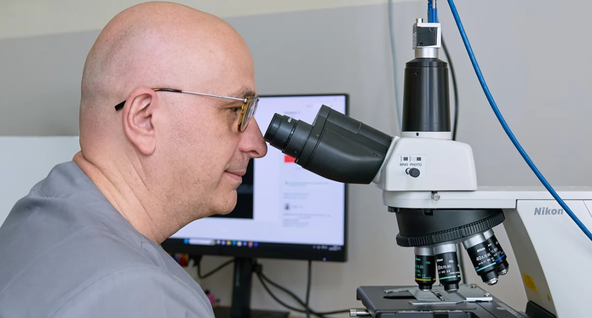 Embriolog w In vitro: precyzja bez marginesu błędu. Rozmowa z dr n. med. Arkadiuszem Samojednym