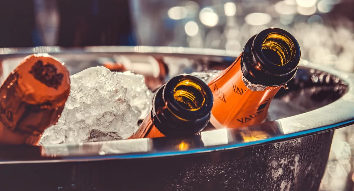 Prohibicja po polsku: czy zakaz nocnej sprzedaży alkoholu przetrwa test konstytucyjny?