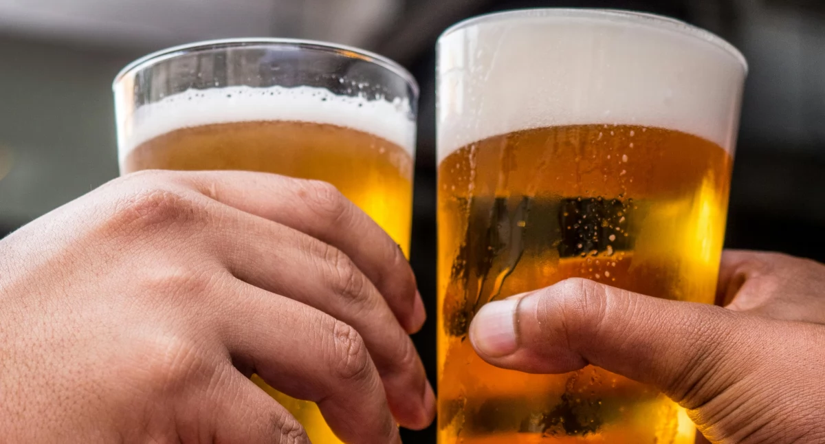 Naczelna Izba Lekarska apeluje o zakaz sprzedaży alkoholu i koniec reklam z udziałem gwiazd: 