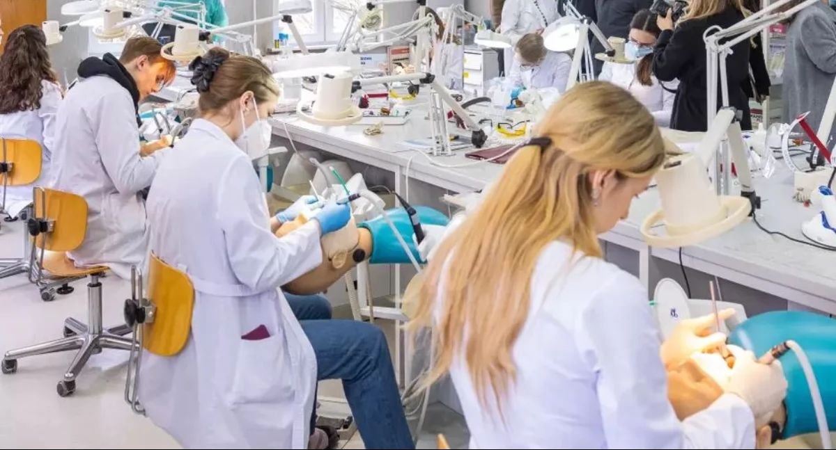 32 unity fantomowe i 94 kliniczne. Nowe Centrum Stomatologiczne Gdańskiego Uniwersytetu Medycznego 