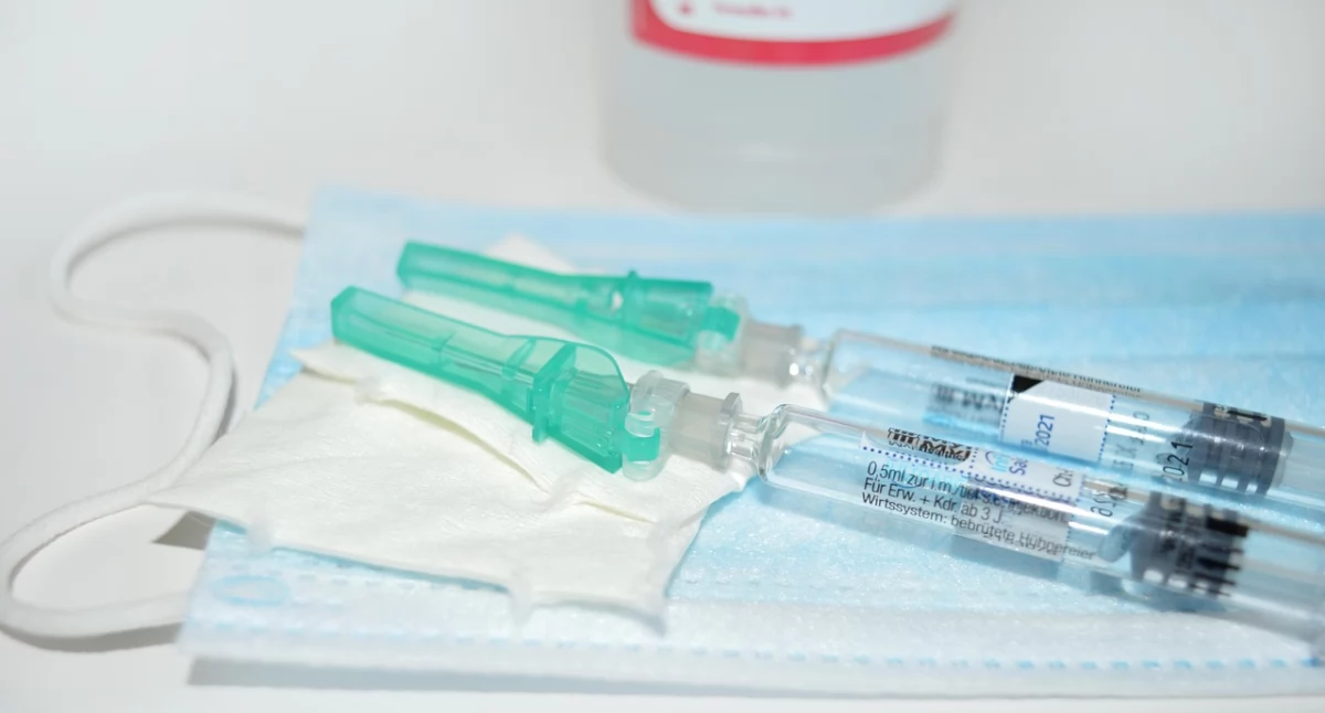 Sejm: Program szczepień nie nadąża za epidemiologią. Eksperci: 
