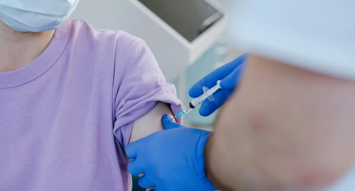 Jesienne szczepienia przeciw COVID-19: wykonano już ponad 157 tys. zastrzyków. Zainteresowanie rośnie, ale są problemy z dostępnością